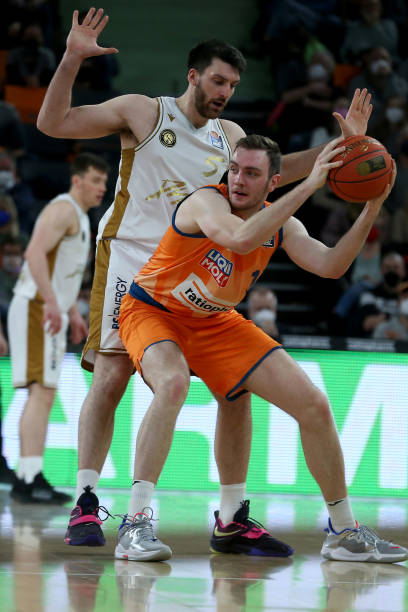 激烈竞争中 激烈竞争中